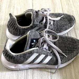 Girls adidas swift run gray 3.5